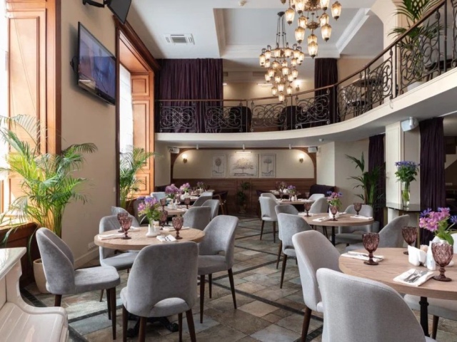 Работы Вячеслава Гаюна из Baranow Art Gallery теперь представлены в ресторане «Сенполия»